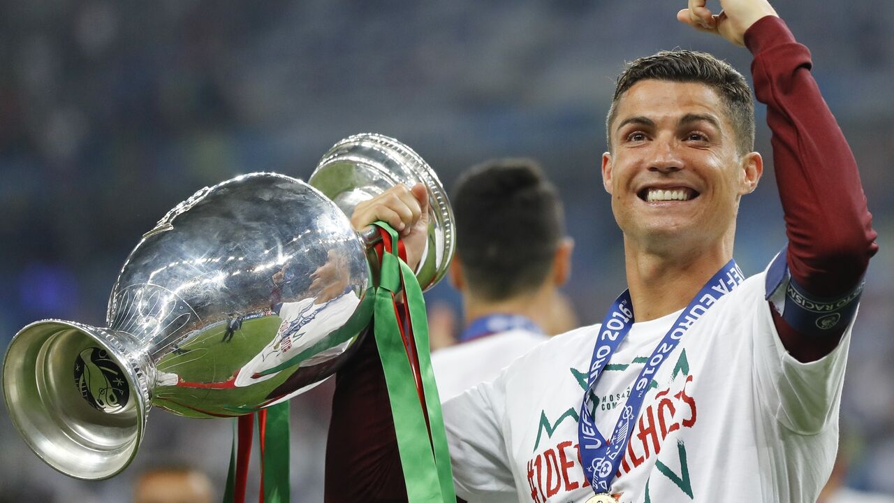 Cristiano Ronaldo emocionado com o troféu do Euro'2016