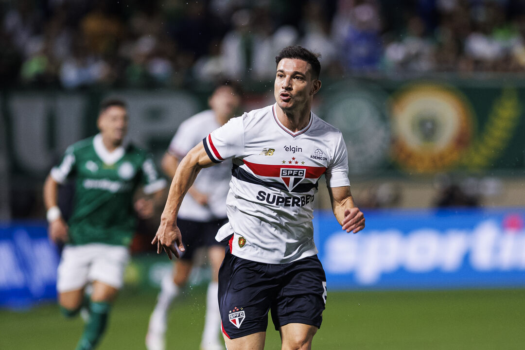 Cédric Soares  em ação ao serviço do São Paulo