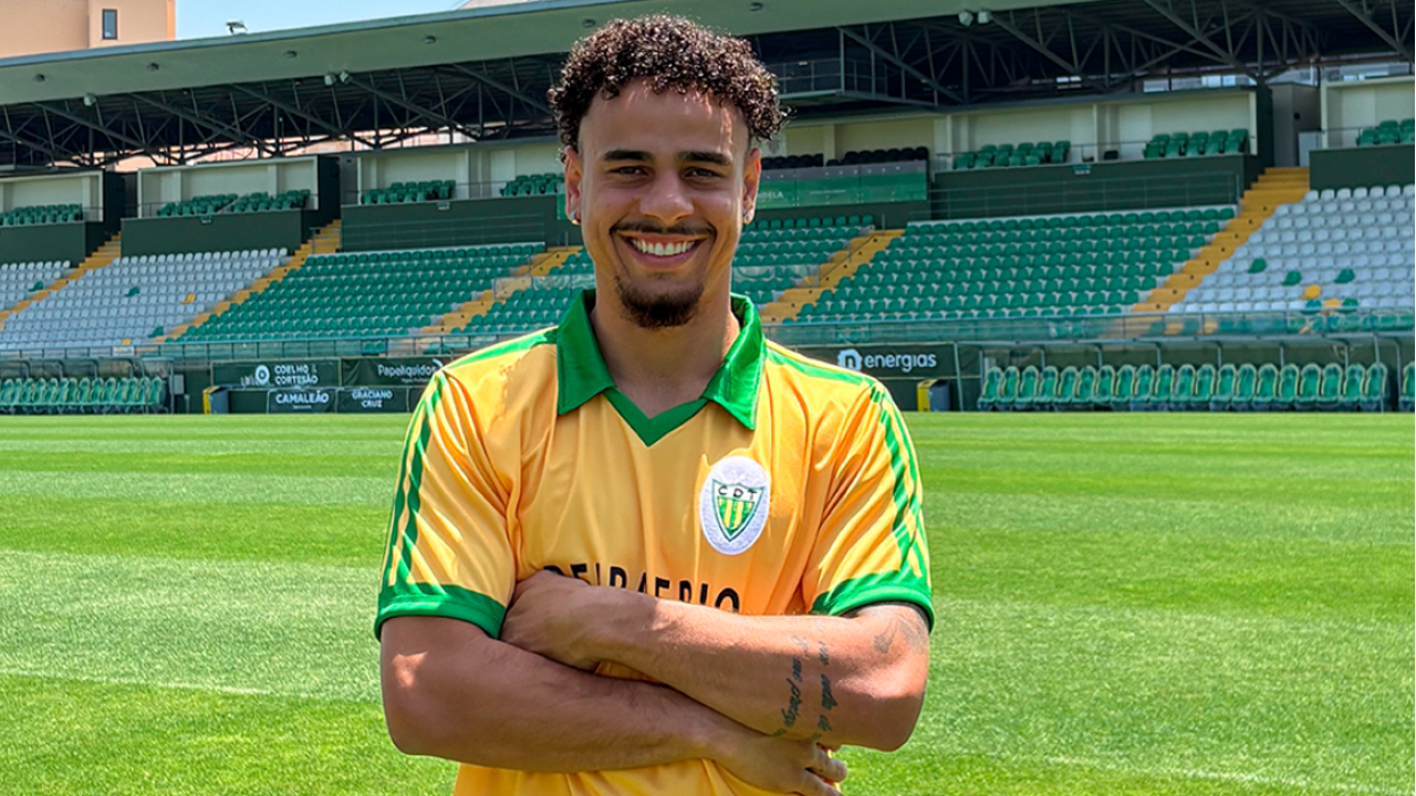 João Lima com as cores do Tondela