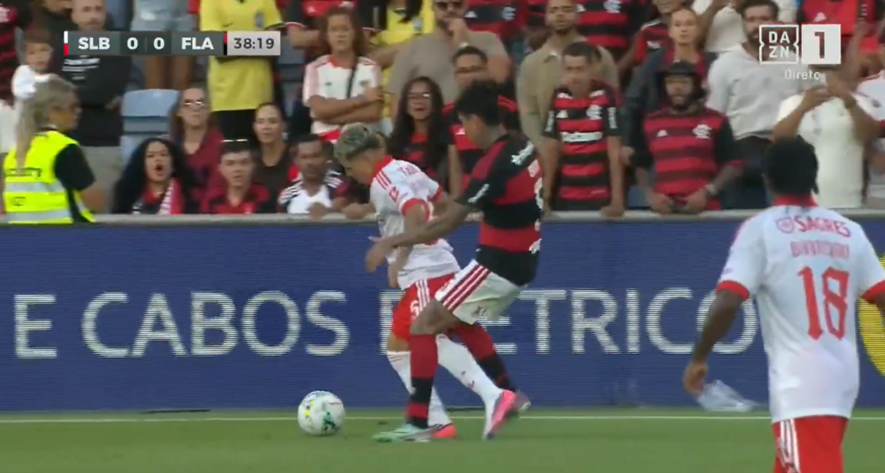 Ânimos exaltados na 1.ª parte do Benfica-Flamengo: Prestianni entrou e passou a ser o alvo