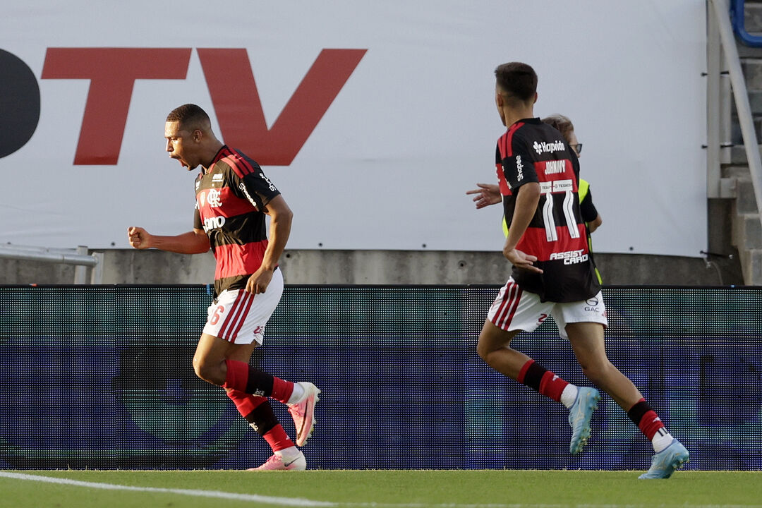 Samuel Lino marca contra o Benfica