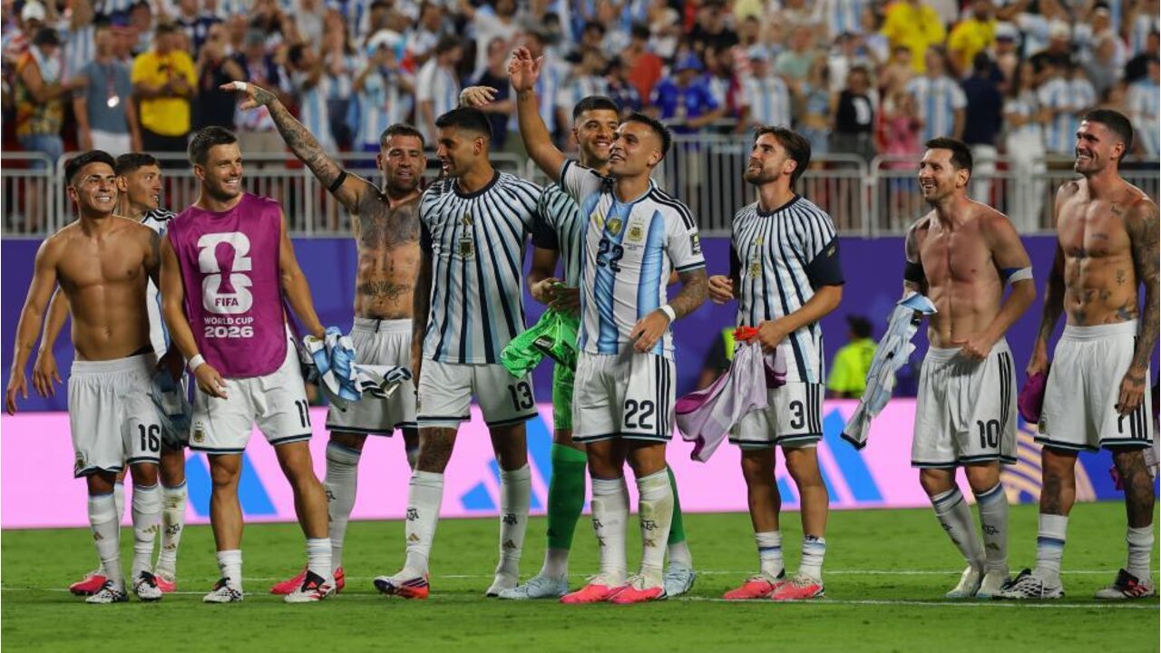 Jogadores da Argentina a festejar a vitória frente à Suíça