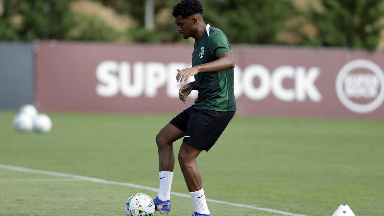 Luís Guilherme em ação no primeiro treino do Sporting em Lagos