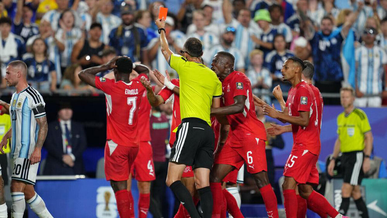 João Pinheiro exibe vermelho a Embolo