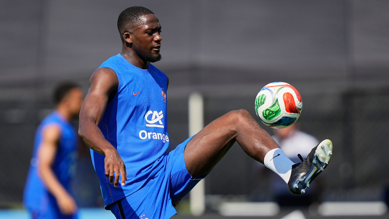 Ibrahima Konaté durante treino da seleção francesa