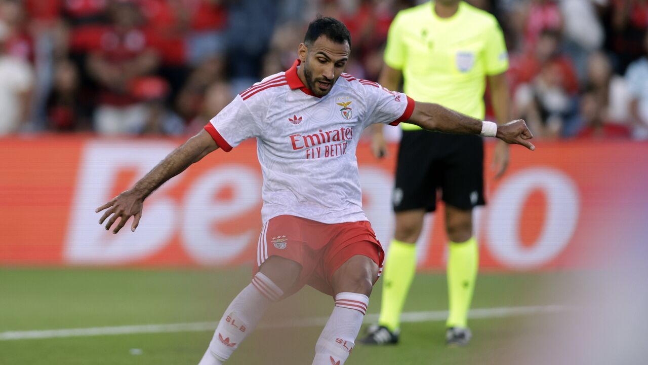 Pavlidis no momento em que marcou o golo de penálti frente ao Flamengo, no Algarve