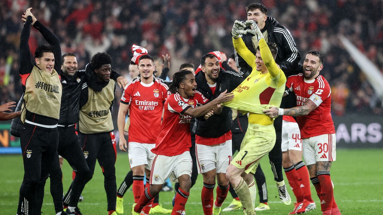 Pavlidis e restantes jogadores do Benfica festejam o golo de Trubin frente ao Real Madrid na Champions 2025/26