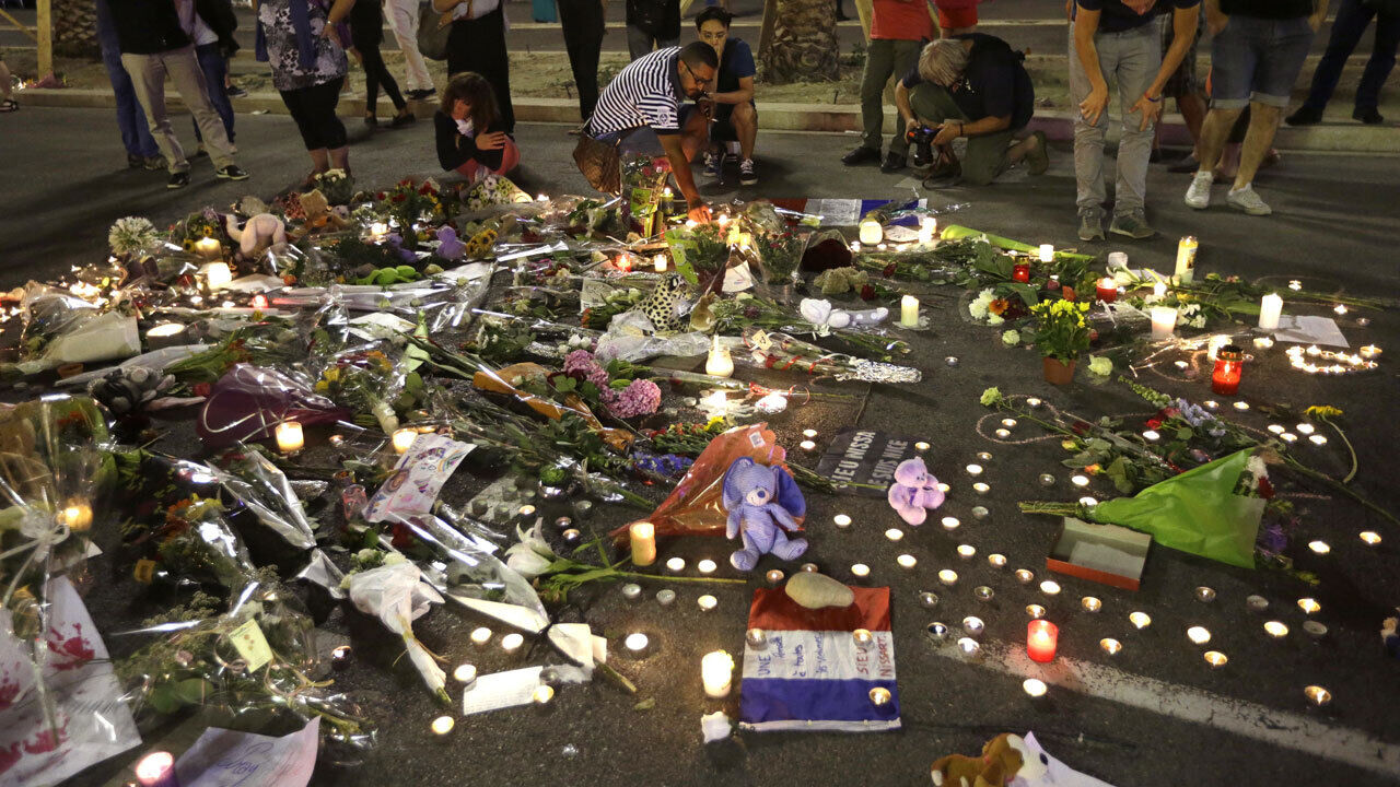 Franceses homenageiam vítimas do atentado de 14 de julho de 2016
