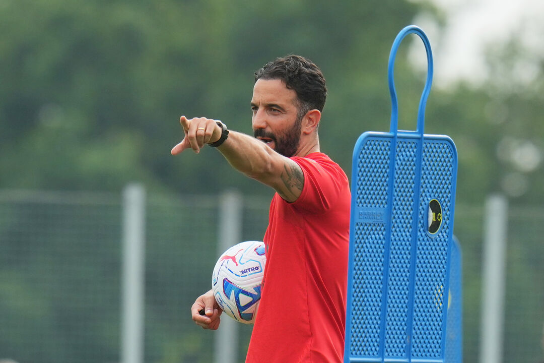 Ruben Amorim conduz o primeiro treino da pré-temporada do Milan em Milanello