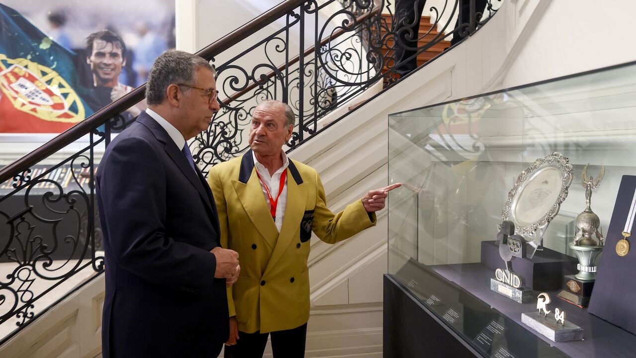 Carlos Lopes mostra troféu a Seguro
