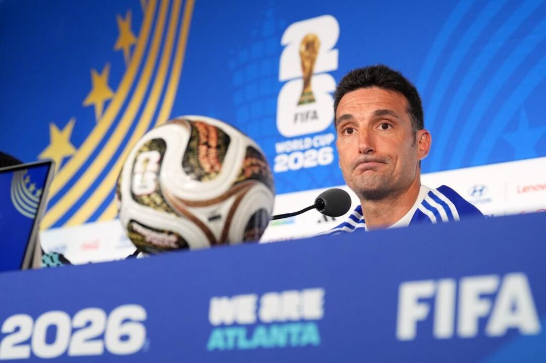 Scaloni em conferência de imprensa