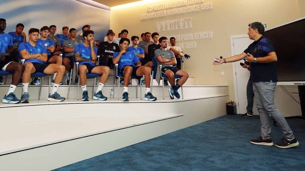 Bertino Miranda dá formação à equipa B do FC Porto sobre arbitragem