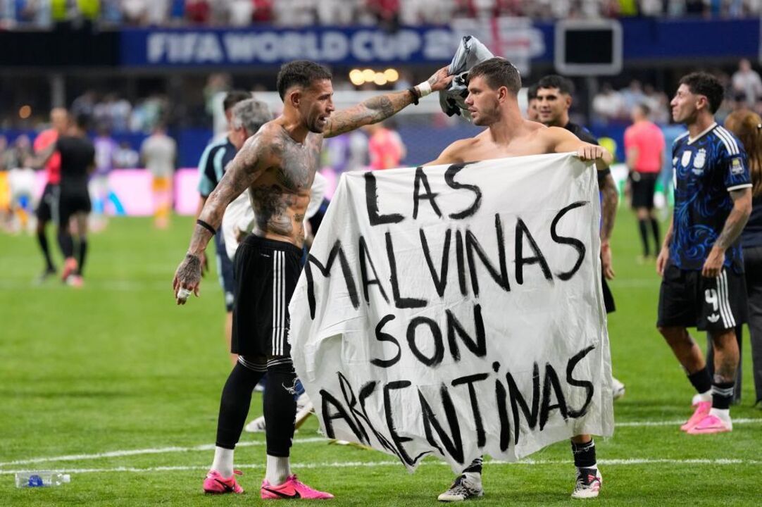 Tarja dos jogadores argentinos onde se lê "As Malvinas são argentinas"