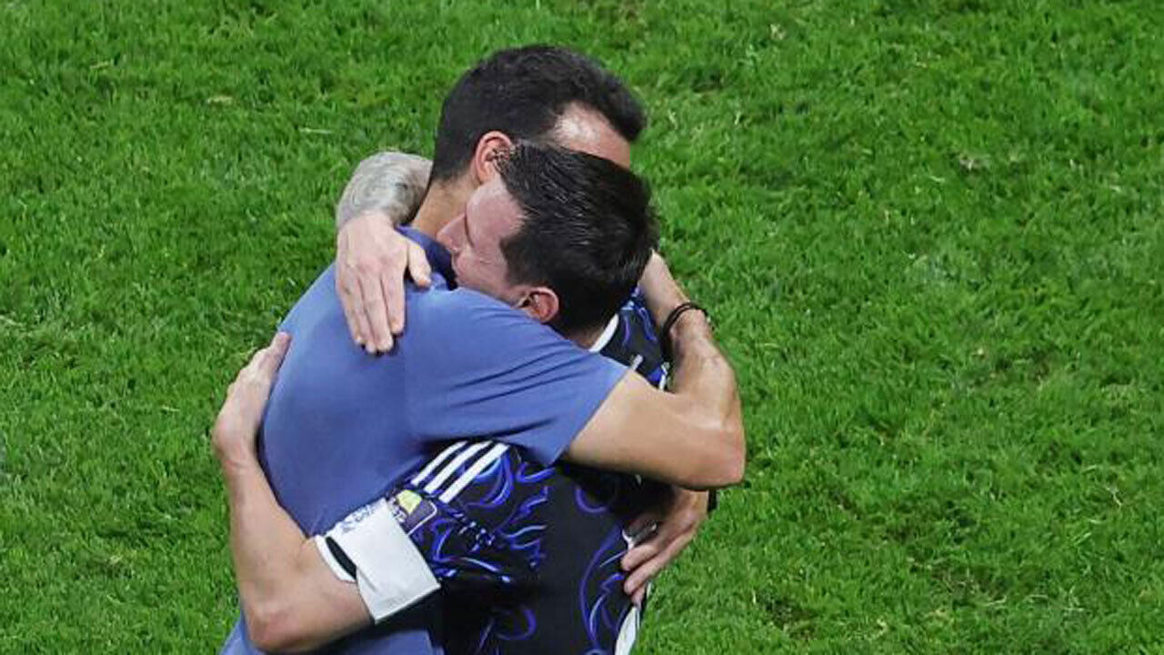 Scaloni abraça Messi após o Inglaterra-Argentina