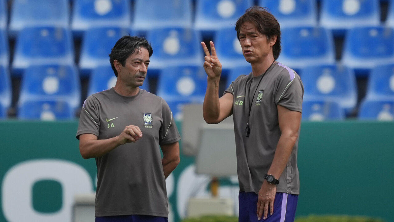 João Aroso (à esquerda) foi adjunto de Hong Myung-bo (à direita) na Coreia do Sul
