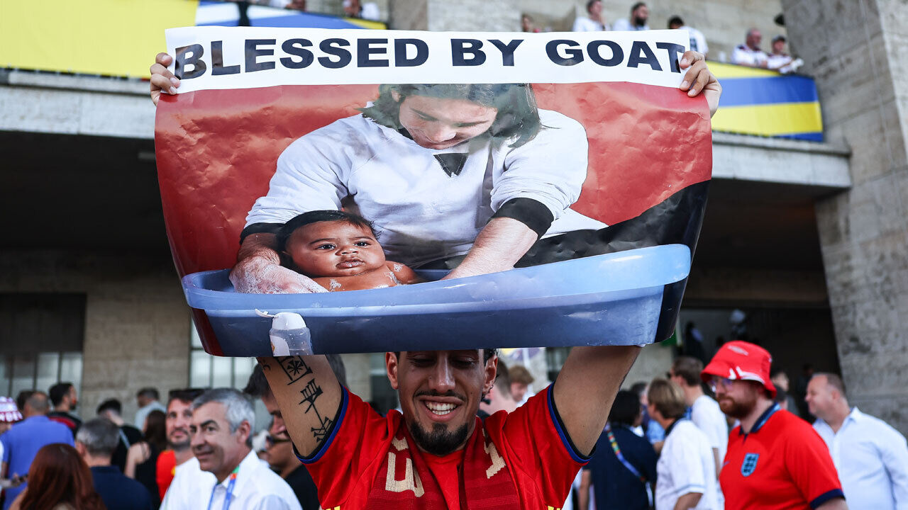 Adepto da seleção espanhola mostra, durante o Euro'2024, fotografia viral de Messi e Yamal