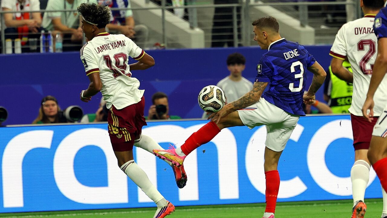 O lance da falta de Digne sobre Lamine Yamal