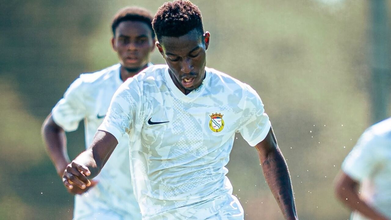 Jogador do Alverca em ação no jogo de treino contra o Belenenses