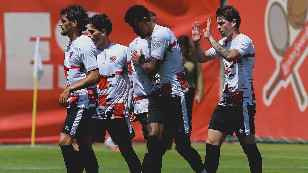 Jogadores do Leixões celebram