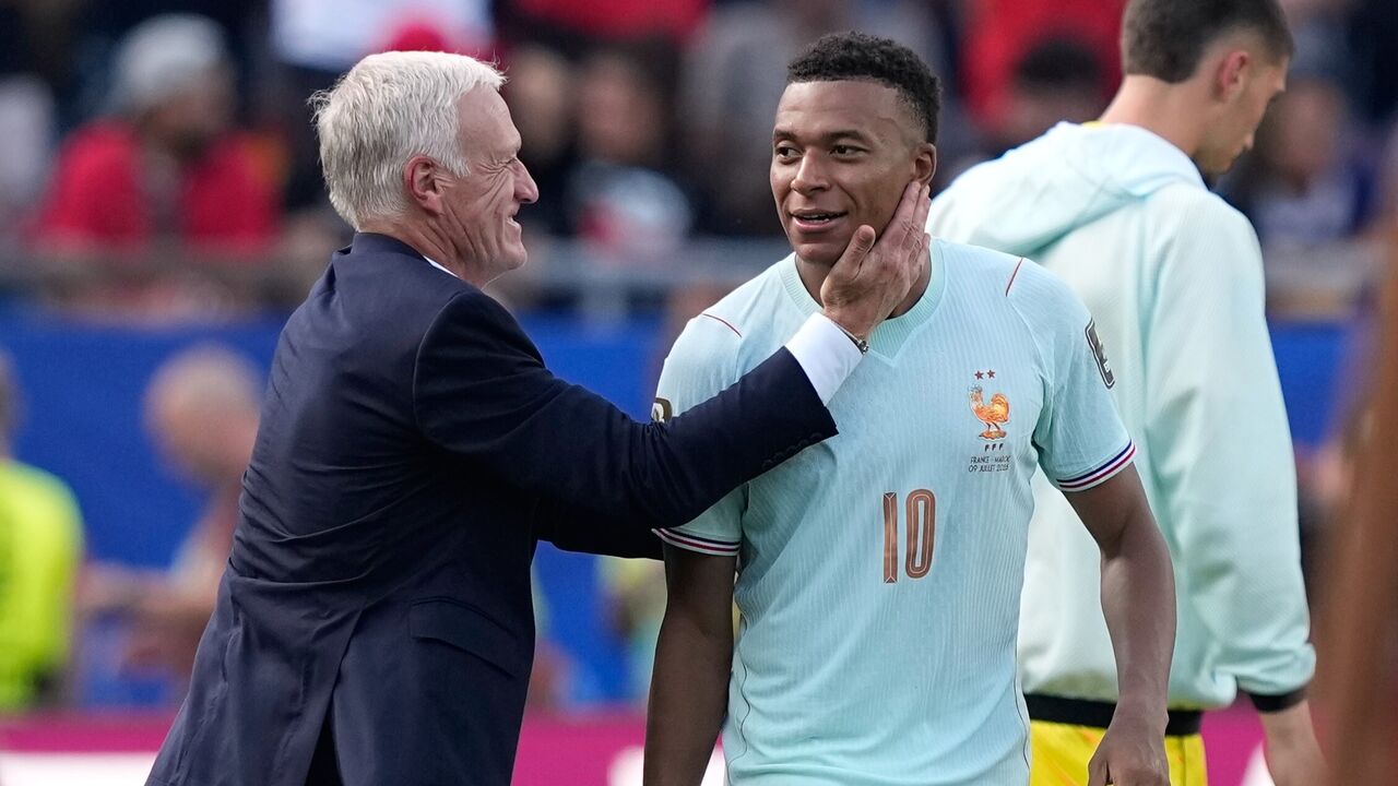 Mbappé com Deschamps