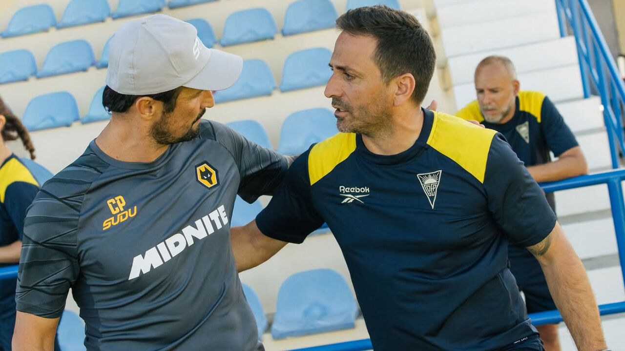 Vasco Matos, técnico do Estoril, cumprimenta César Peixoto, que orienta o Wolves