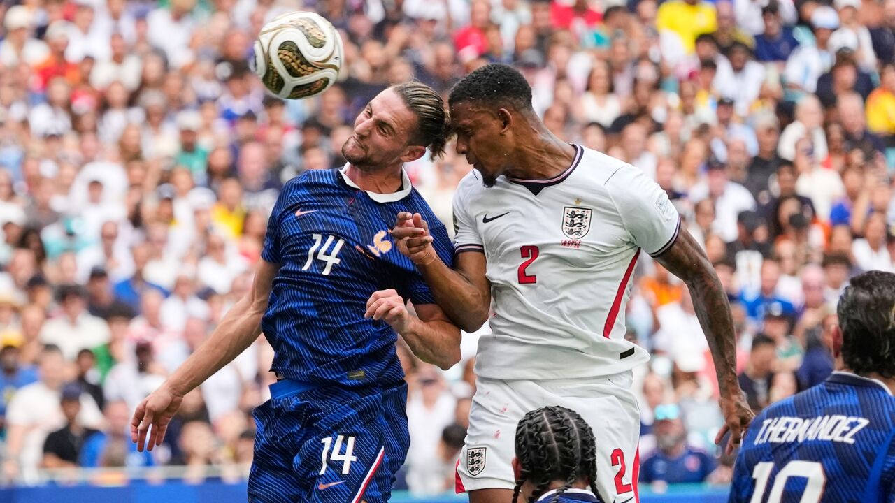 Adrien Rabiot e Ezri Konsa durante o França-Inglaterra no Mundial'2026