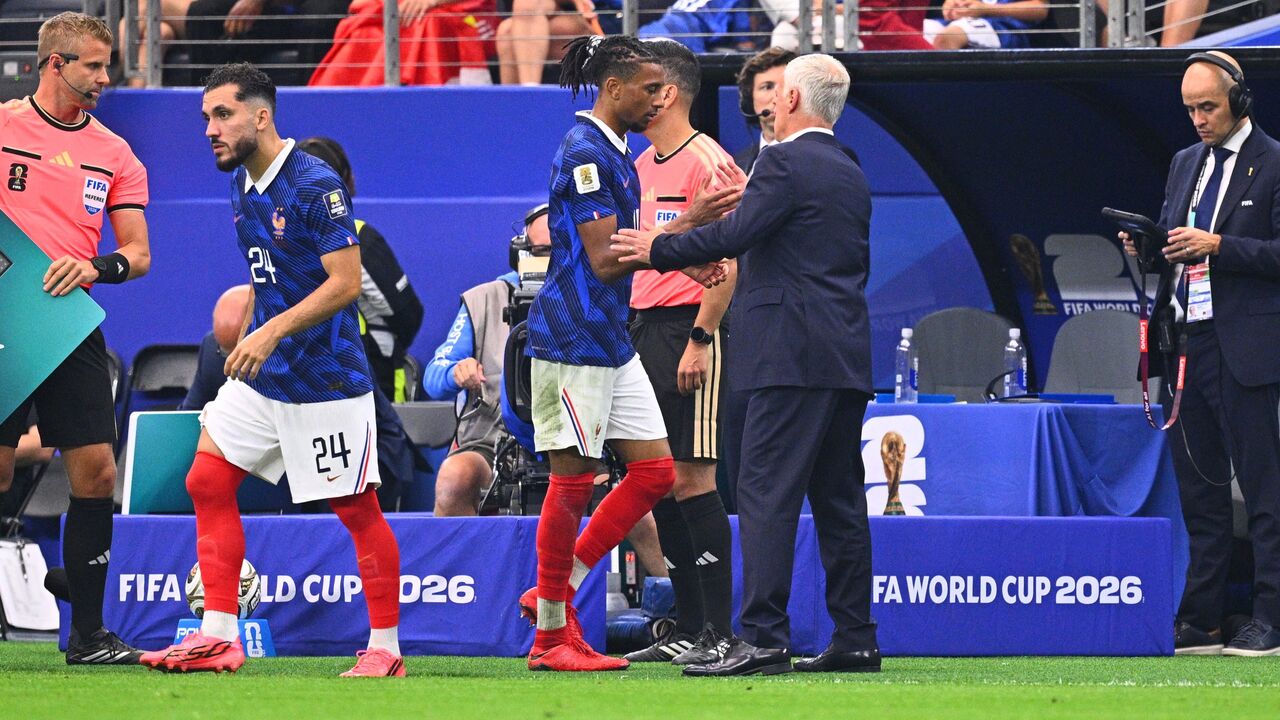 Didier Deschamps cumprimenta Olise no momento da substituição de Cherki