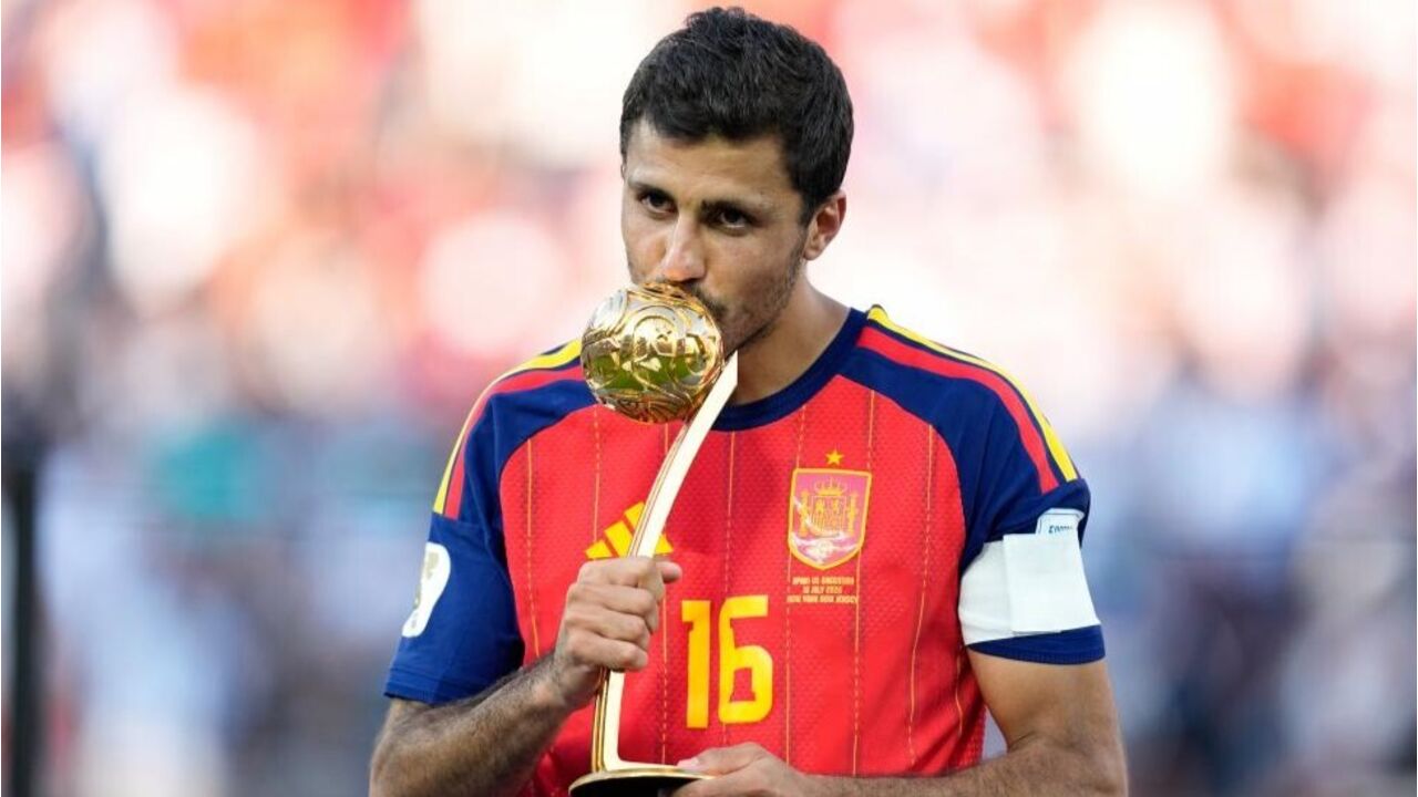 Rodri com o troféu