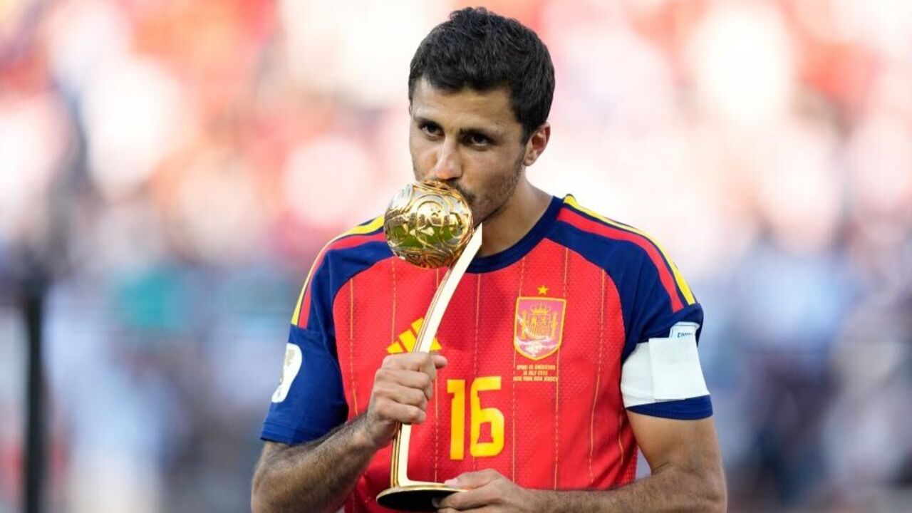 Rodri com o troféu