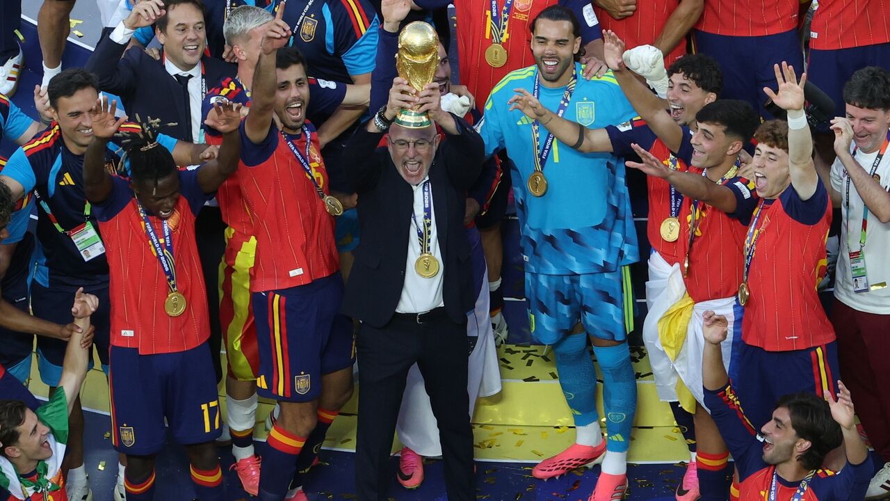 Luis de la Fuente ergue o troféu do Mundial'2026