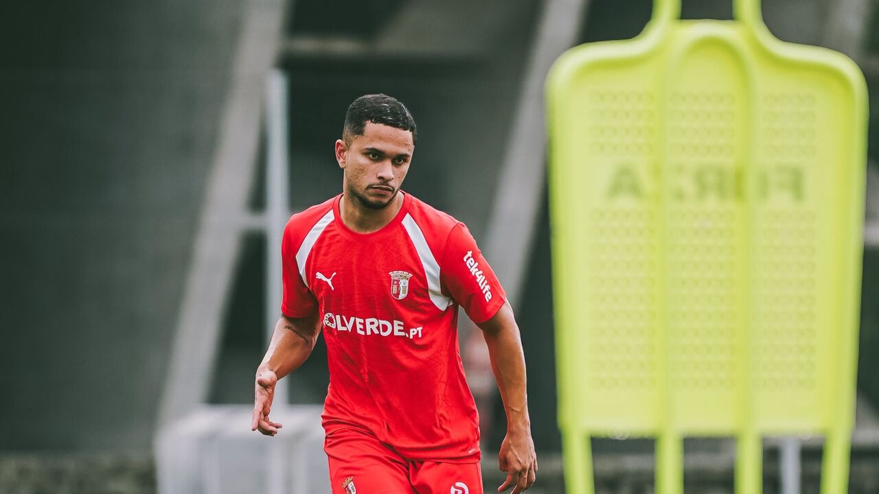 Gabriel Silva mostra-se no flanco esquerdo