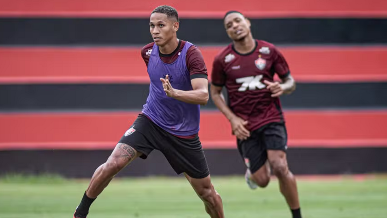 José Breno, jogador do EC Vitória (à esquerda)