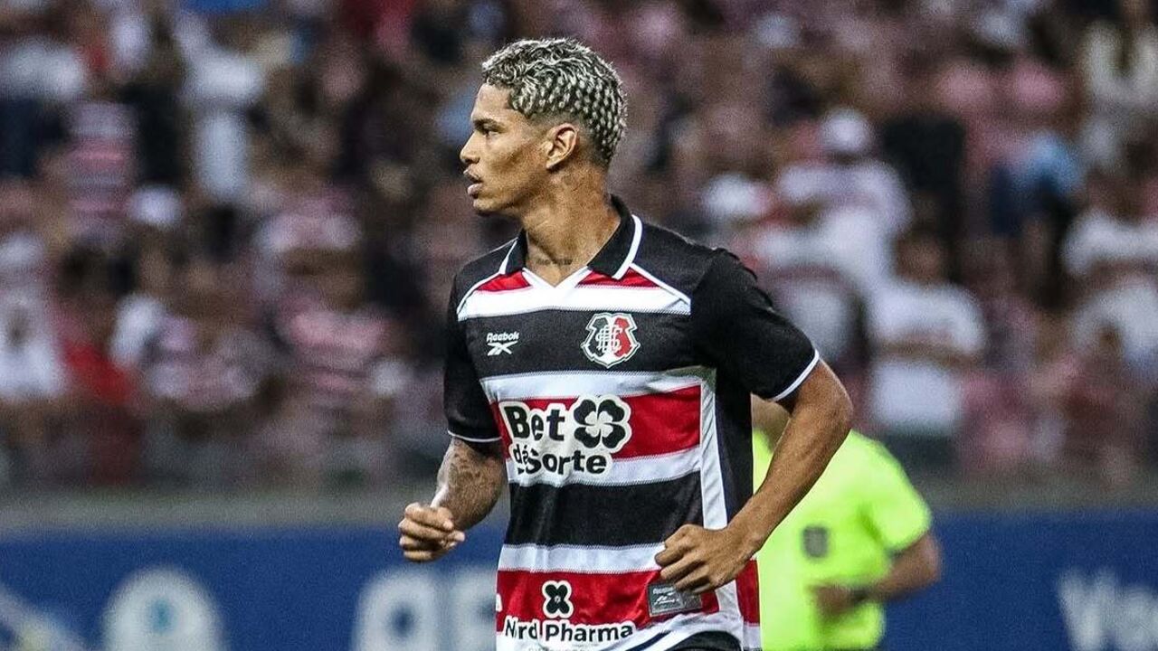 Marquinhos em ação pelo Santa Cruz