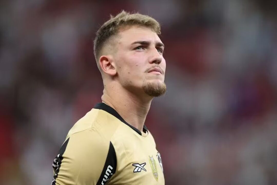 Léo Linck, guarda-redes do Estrela da Amadora, durante jogo