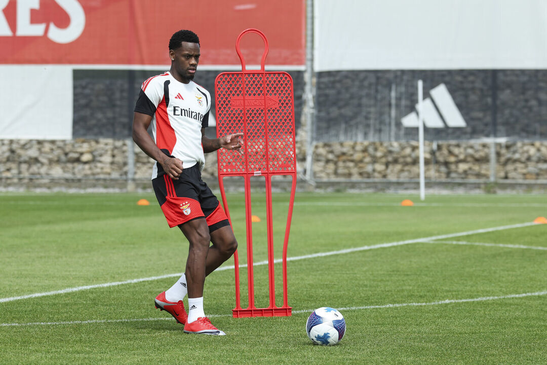Jhon Durán na primeira sessão de treinos no Benfica Campus