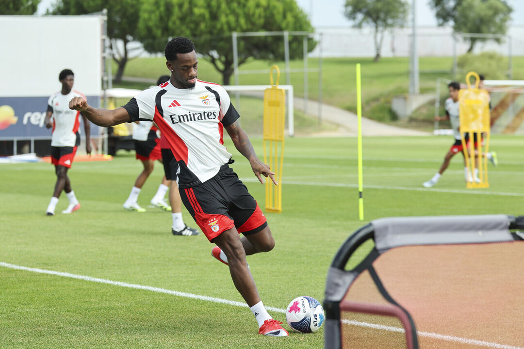 Jhon Durán na primeira sessão de treinos no Benfica Campus