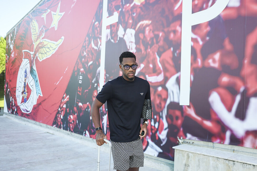 Jhon Durán à chegada ao Benfica Campus