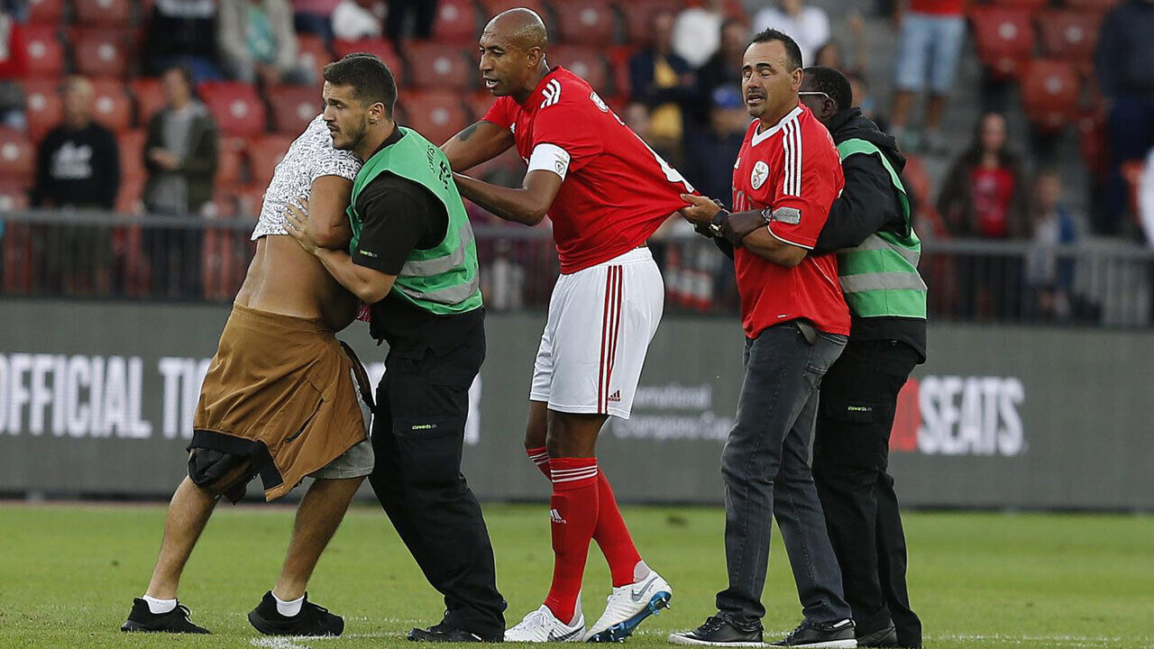Luisão no último jogo da carreira frente ao Sevilha 