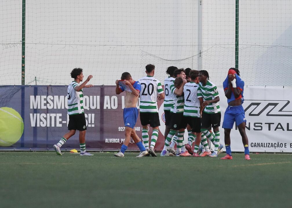Sporting vence com golos de Cabral e Coates
