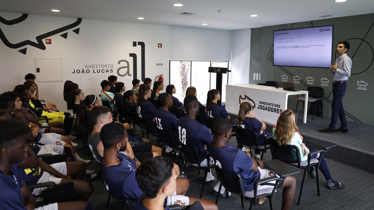 João Oliveira, secretário-geral e responsável pelo gabinete jurídico do Sindicato dos Jogadores, esclareceu os participantes das duas iniciativas sobre a relação laboral desportiva