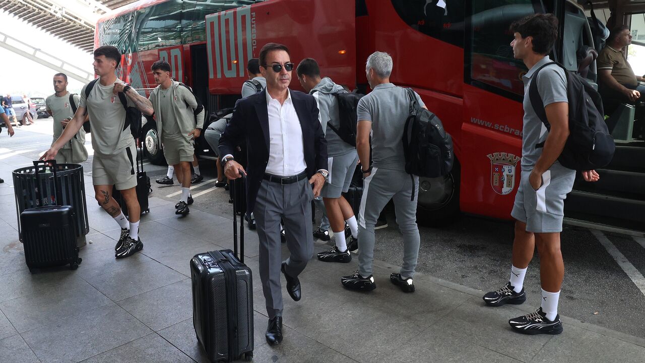 António Salvador, presidente do Sp. Braga, antes de a equipa embarcar para a Sérvia