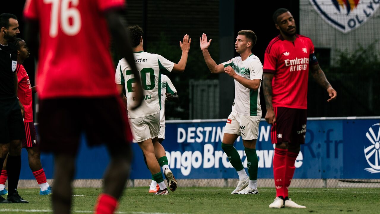 Jogadores do St. Gallen festejam golo frente no particular contra o Lyon