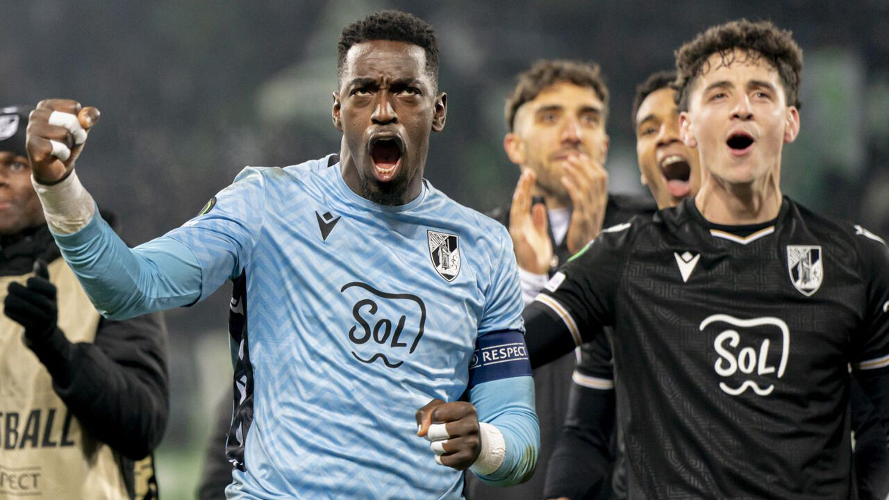Manu Silva (à direita) festeja o triunfo do V. Guimarães diante do St. Gallen em 2024