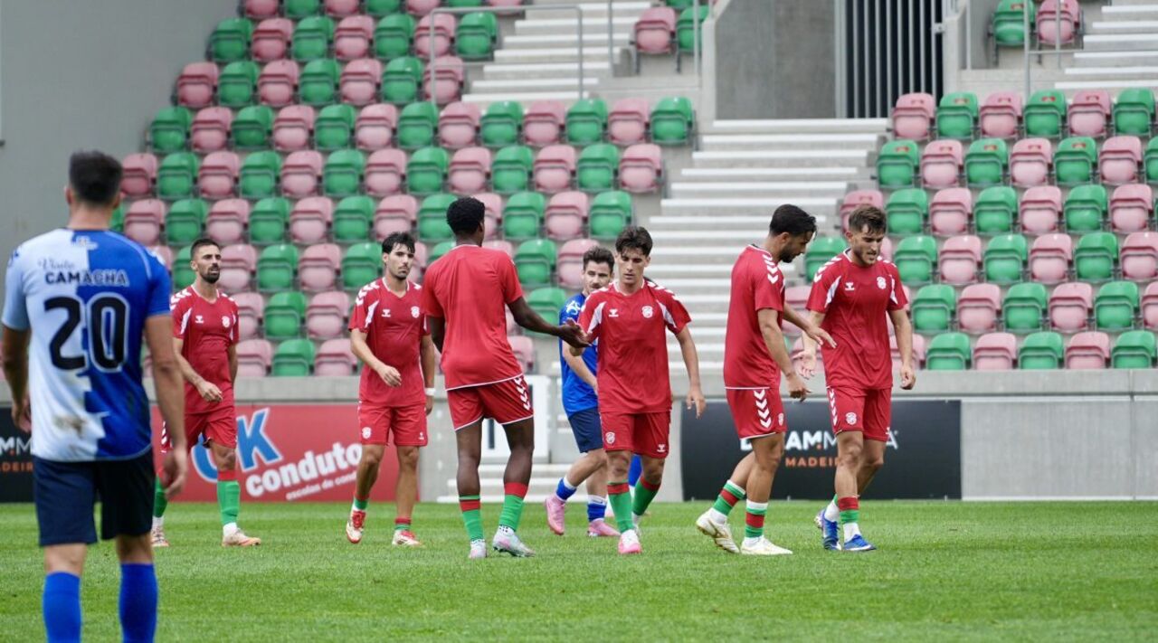 Equipa de Mitchell van der Gaag continua a preparar estreia na Liga
