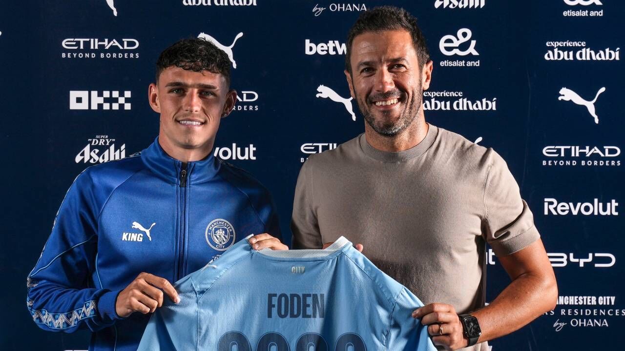 Phil Foden ao lado de Hugo Viana