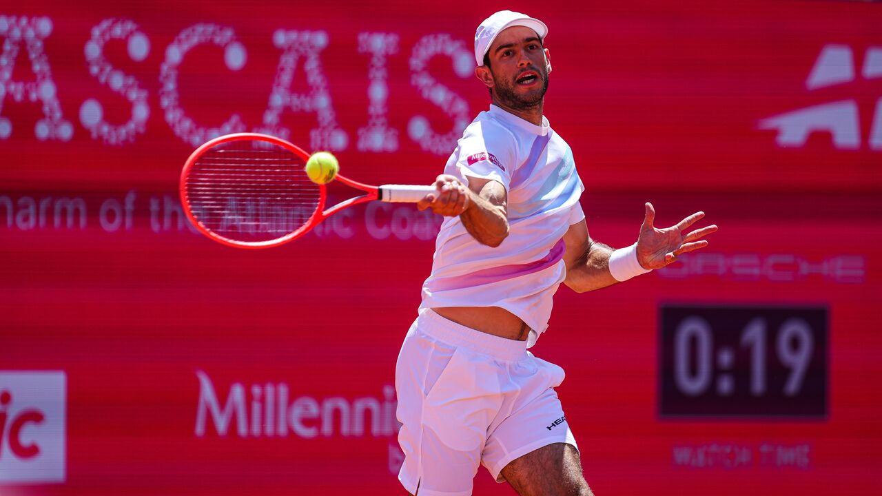 Matteo Berrettini em ação no Estoril Open 2023