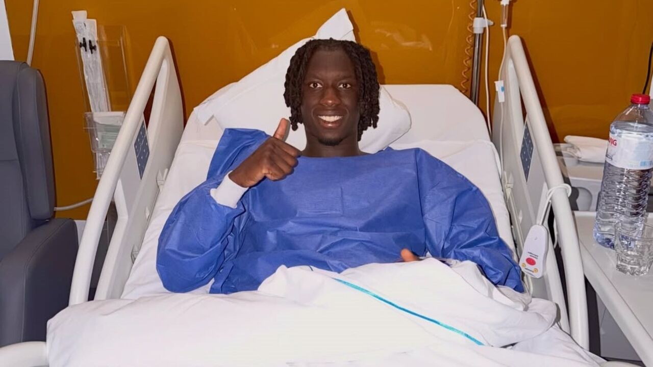 Zicky Té sorridente numa capa de hospital