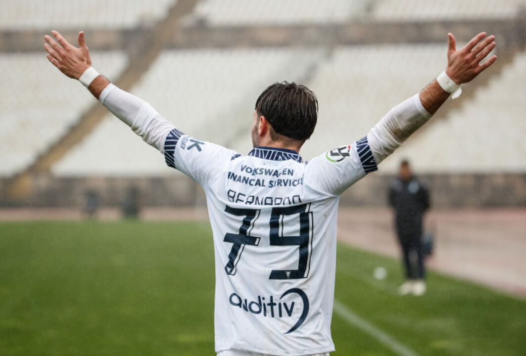 Jogador com o número 79 celebra com os braços no ar