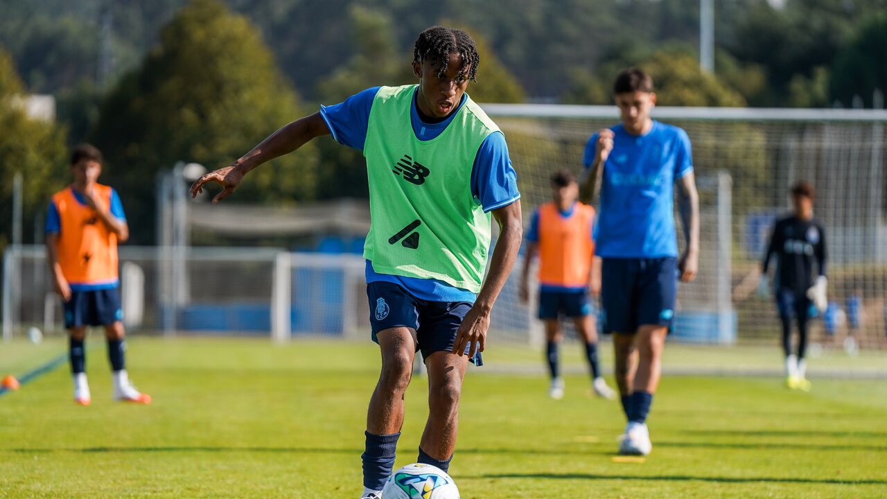 Começou  a treinar com  a equipa B  após dois anos  na Croácia
