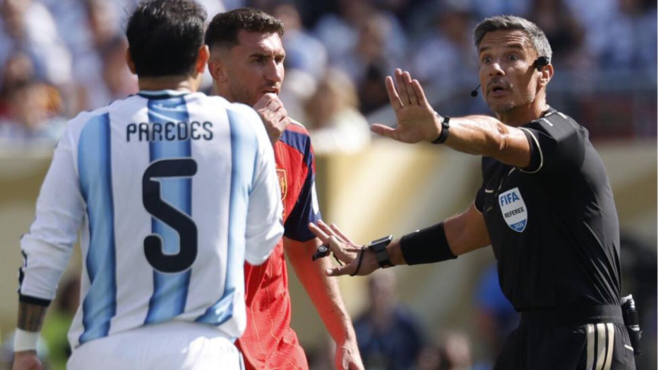 Slavko Vincic à conversa com Paredes e Laporte durante a final do Mundial